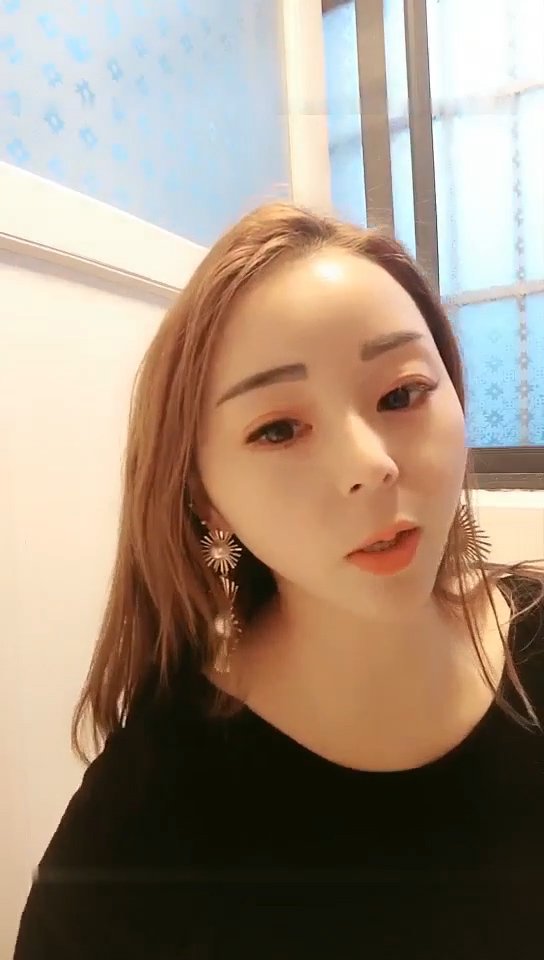 漂亮女直播偷吃路人鸡巴1